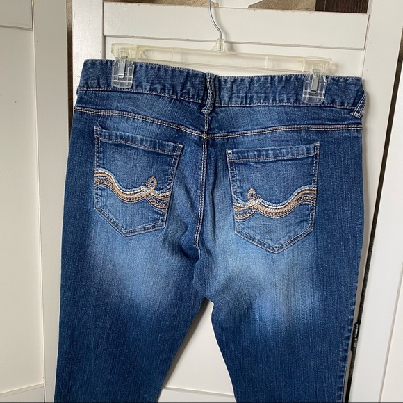 Rue21 Skinny boot cut jeans with a flare at the bottom. Size Long 9/10 - Picture 4 of 10